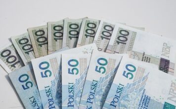 Ile zarabia się w banku jako doradca klienta?